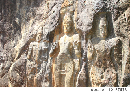 スリランカ・ブドゥルワガラの石窟  10127658