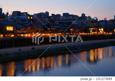 京都・鴨川の川床 10127889