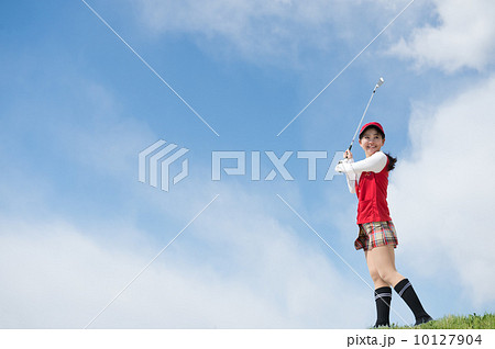 ゴルフをする女性 ゴルフをする女性 10127904