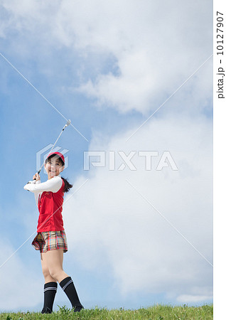 ゴルフをする女性 10127907