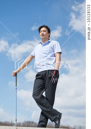 ゴルフをする男性 ゴルフをする男性 10128153