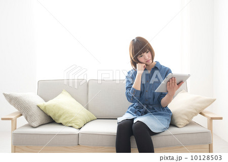 若い女性　タブレット　困る　正面　上半身 10128503