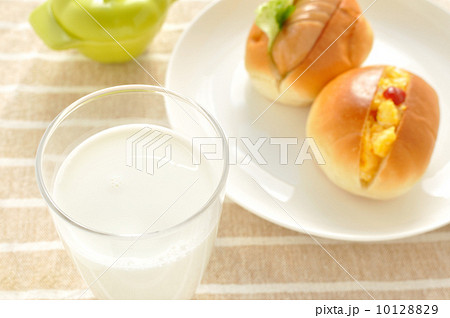 朝食にミルク 10128829