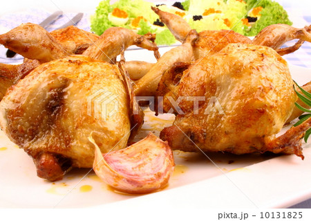 Fried quail with gravy, garlic, rosemary and salat 10131825