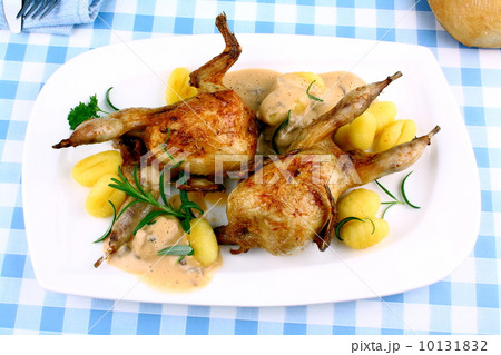 Two fried quail with gravy, gnocchi, rosemary and sauces 10131832
