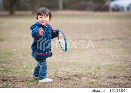 フリスビーを持つ少女 フリスビーを持つ少女 10131844
