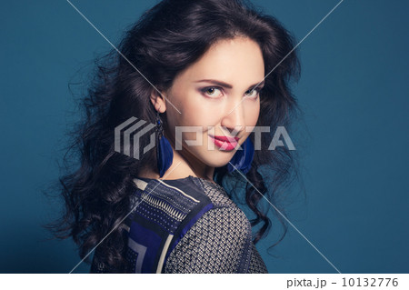 Brunette lady with feather earring  10132776