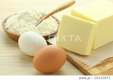 卵 バター 小麦粉の写真素材