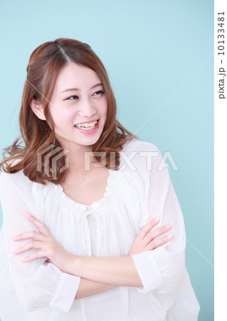 腕組みをして笑う女性 10133481
