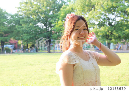 公園の女性 10133639