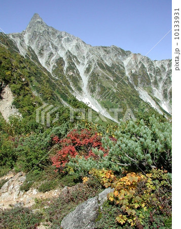 秋の北アルプス・槍ヶ岳 10133931