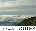 雲海に浮かぶ稜線を歩く 10133946