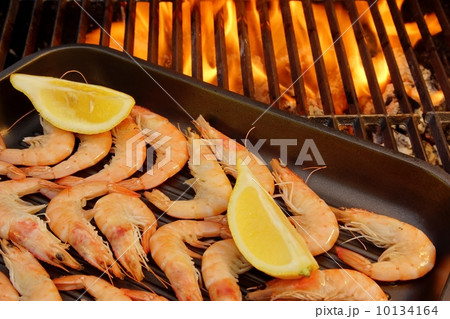 Grilled Shrimps on open BBQ fire, XXXL Grilled Shrimps on open BBQ fire, XXXL 10134164