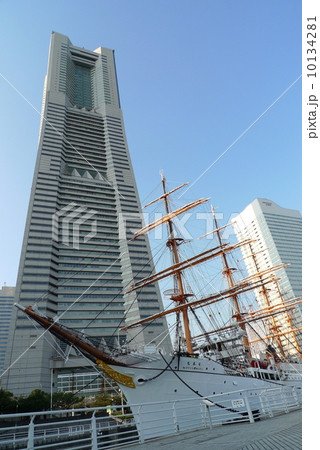 横浜ランドマークタワーと日本丸 横浜ランドマークタワーと日本丸 10134281