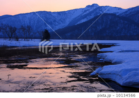 雪解けの尾瀬ヶ原から景鶴山 10134566