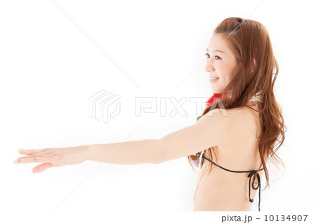 セクシーな衣装でオリタヒチを楽しむ綺麗な日本の女性 10134907