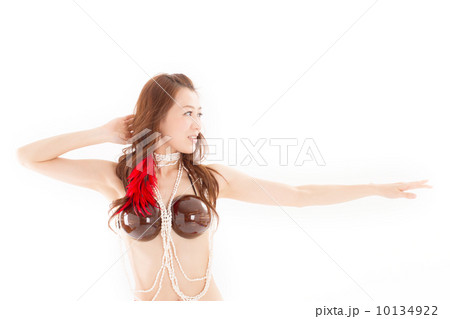セクシーな衣装でオリタヒチを楽しむ綺麗な日本の女性 10134922