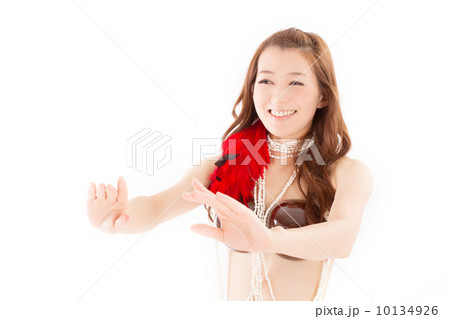 セクシーな衣装でオリタヒチを楽しむ綺麗な日本の女性 10134926