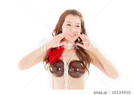 セクシーな衣装でオリタヒチを楽しむ綺麗な日本の女性 10134930