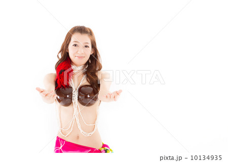 セクシーな衣装でオリタヒチを楽しむ綺麗な日本の女性 セクシーな衣装でオリタヒチを楽しむ綺麗な日本の女性 10134935