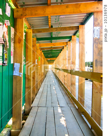 Wooden framework passage 10136978