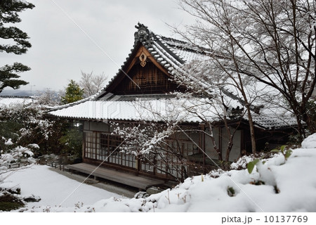 金福寺の雪景色 10137769