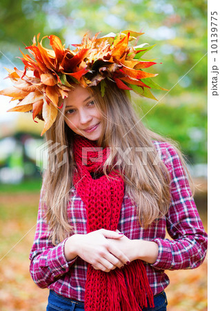 Beautiful girl in colorful autumnal wreath Beautiful girl in colorful autumnal wreath 10139775