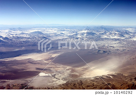 アンデス山中の高地に広がる乾ききった大塩湖 10140292