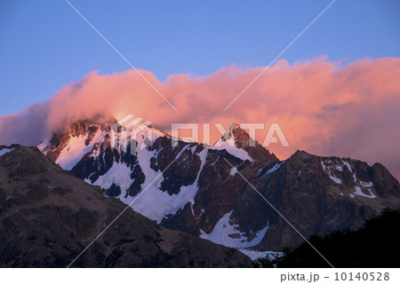 パタゴニア地方のフィッツ・ロイ山朝焼け 10140528