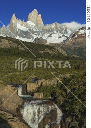 パタゴニア地方のフィッツ・ロイ山 10140554