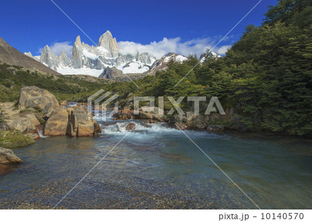 パタゴニア地方のフィッツ・ロイ山 10140570
