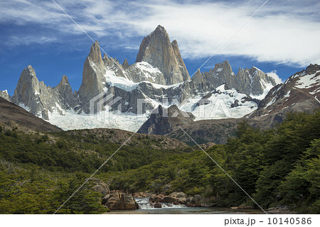 パタゴニア地方のフィッツ・ロイ山 10140586