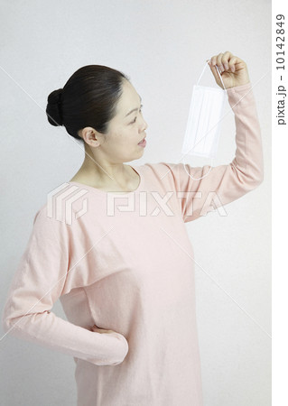 マスクと女性　ミドルエイジ 10142849