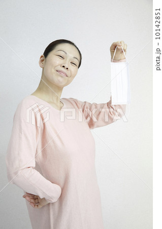 マスクと女性 ミドルエイジ マスクと女性 ミドルエイジ 10142851