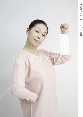 マスクと女性 ミドルエイジ マスクと女性 ミドルエイジ 10142853