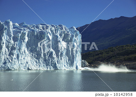 パタゴニア地方のペリト・モレノ氷河 10142958