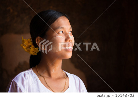 Myanmar girl looking up Myanmar girl looking up 10143702