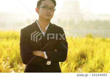 Asian groom 10144065