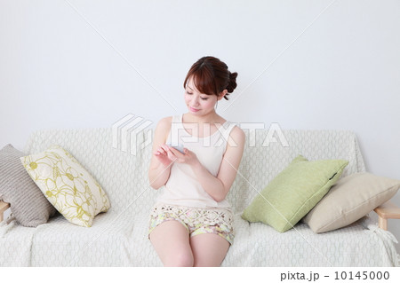 携帯電話を使う女性 10145000