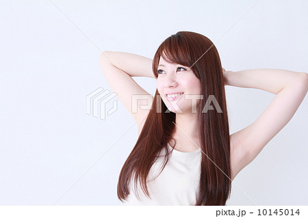 ストレッチをする女性 10145014