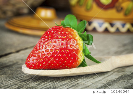 Fresh juicy strawberries on a wooden table Fresh juicy strawberries on a wooden table 10146044