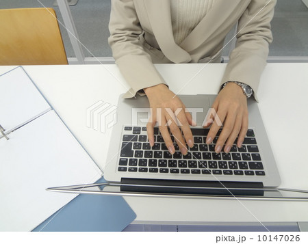ビジネスウーマン PC入力する女性 ビジネスウーマン PC入力する女性 10147026