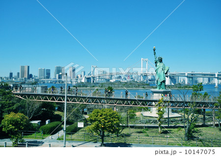 お台場の自由の女神像とレインボーブリッジ 10147075