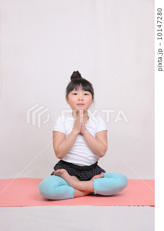 ヨガをする女の子 10147280