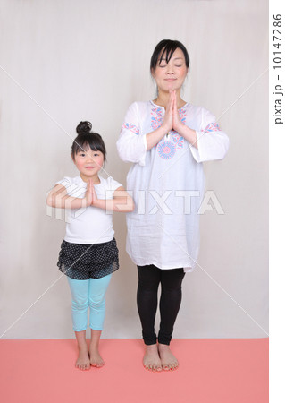 ヨガをする親子 ヨガをする親子 10147286