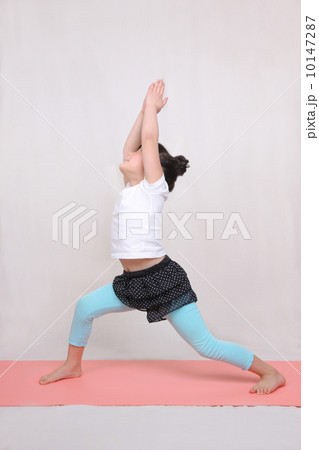 ヨガをする女の子 10147287