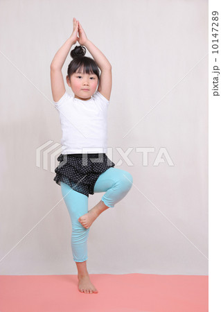 ヨガをする女の子 ヨガをする女の子 10147289