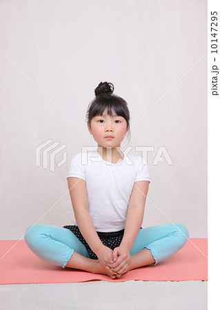 ヨガをする女の子 ヨガをする女の子 10147295