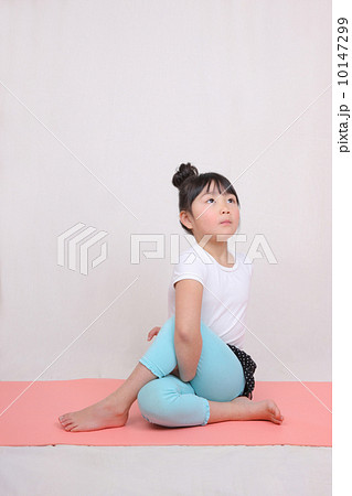 ヨガをする女の子 10147299