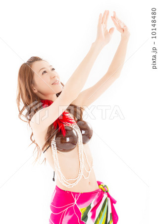 南国の雰囲気たっぷりでオリタヒチを楽しそうに踊る日本の若い女性 10148480